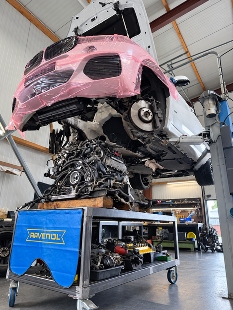 BMW auf der Hebebühne mit ausgebautem Motor bei Krezmotors